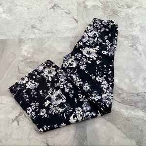 The Room Brand Blue & White Floral Pants Size‎ Large